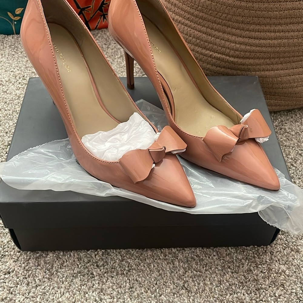 Elegant Beige/ Peach Bow Heels -ANN TAYLOR- brand new
